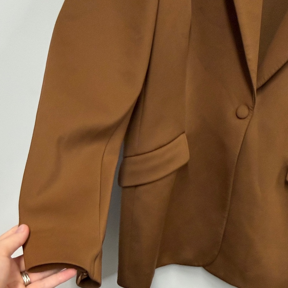 Good American Scuba Fitted Blazer in the color Burnt Caramel 2XL - Picture 5 of 8